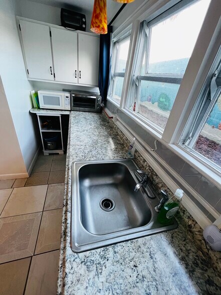 Building Photo - 514 University Blvd