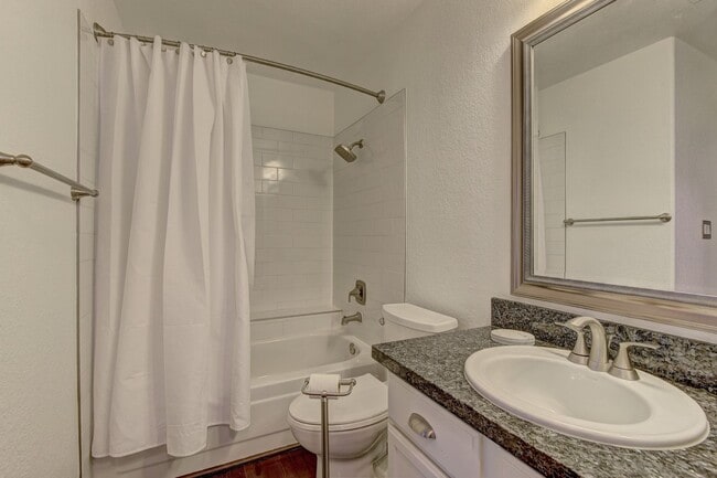 Building Photo - Fully furnished Condo in a great location!