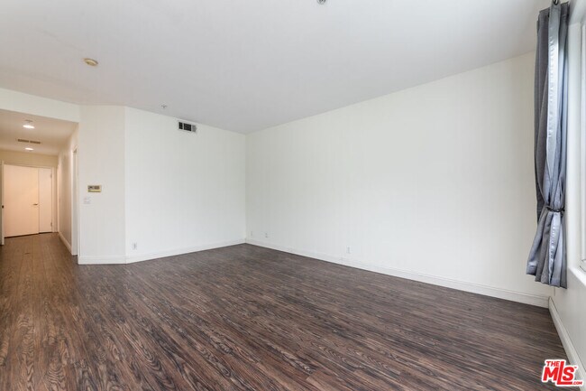 Building Photo - 117 N Gale Dr