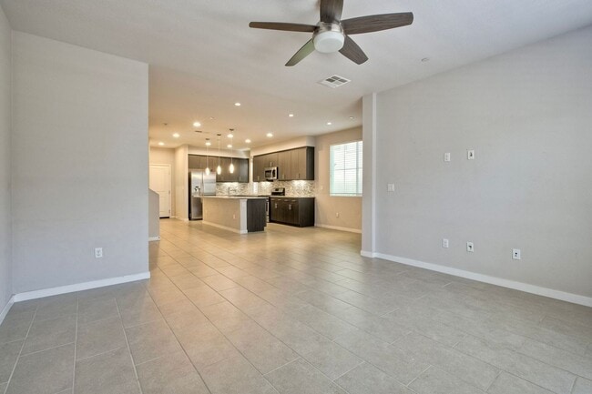 Building Photo - 3 Br/2.5 Ba townhome w Loft and 2 car atta...