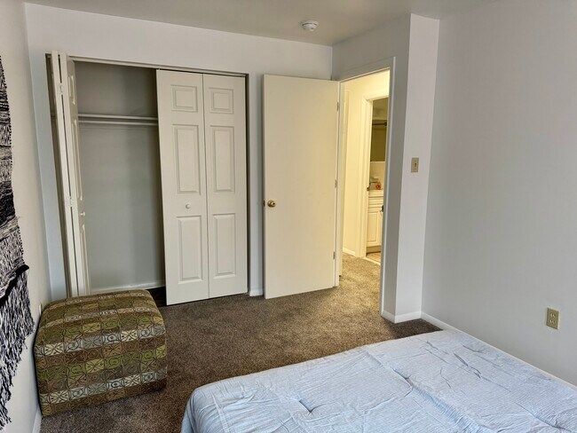 Building Photo - 1001 White Oak Rd