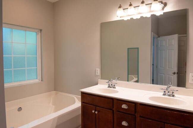 Building Photo - Main level living in Murfreesboro!