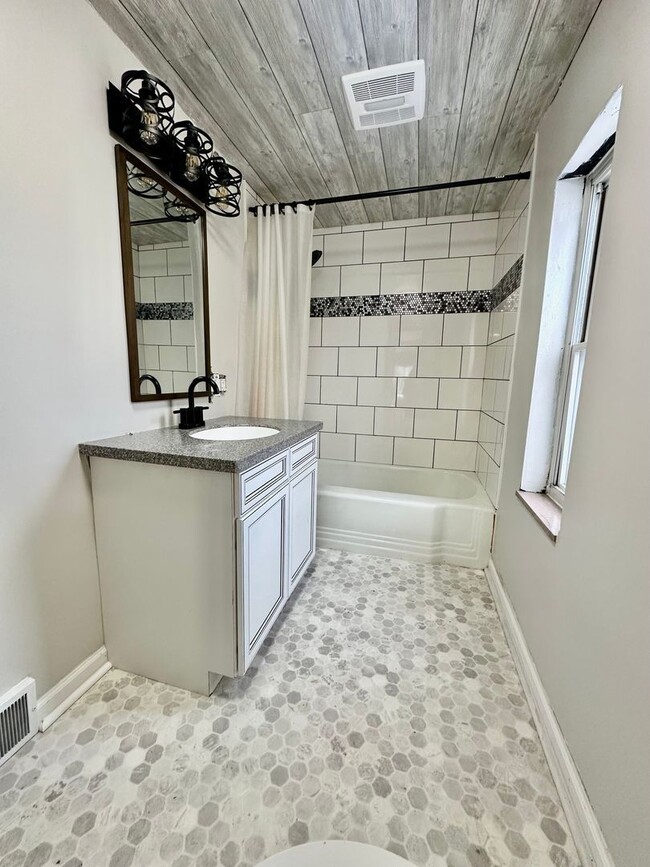 Building Photo - 533 Freeport Rd