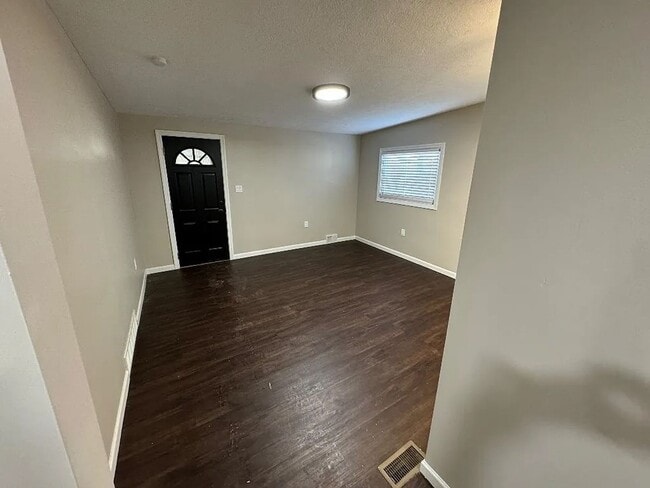 Building Photo - Charming 3 Bedroom 1 Bath Single Family Home in Bon Air