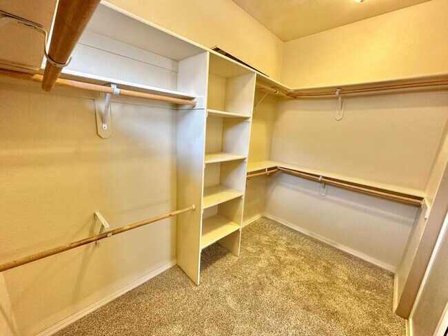 Building Photo - Beautiful 3 bedroom, 3 bathroom home with ...