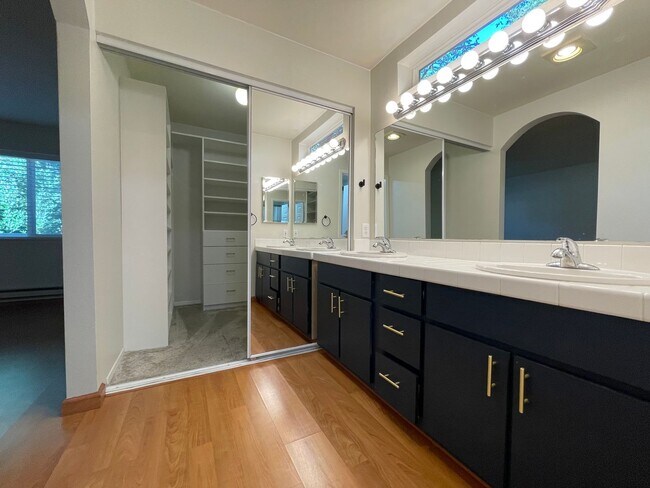 Building Photo - RARE Lake Oswego Bay Community 2Bd/2Ba in ...