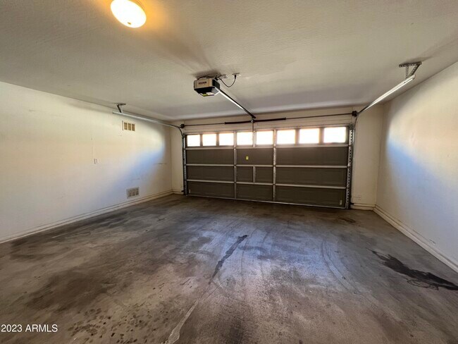 Building Photo - 2709 E Bart St