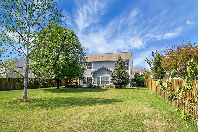 Building Photo - Comfortable Living, 4 BR 2.5 BA Home, Two Car Garage