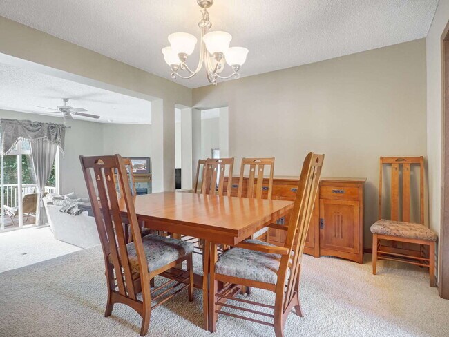 Building Photo - 3 Bedroom End Unit Townhome Available Sept...