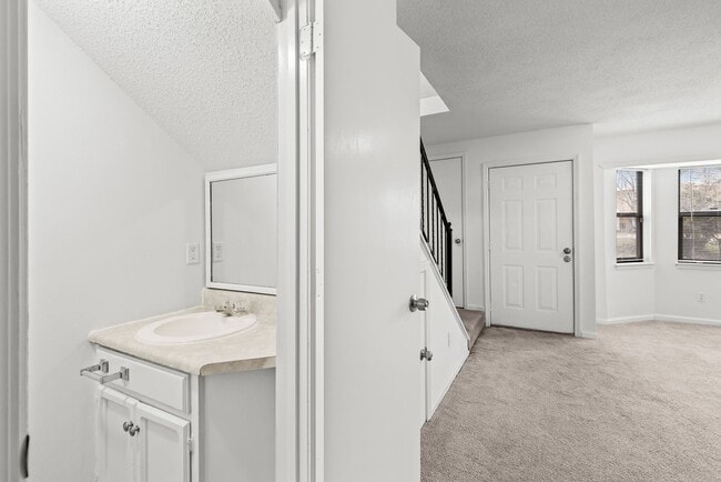 Building Photo - Stylish & Newly Renovated 3 Bedroom 1.5 Ba...