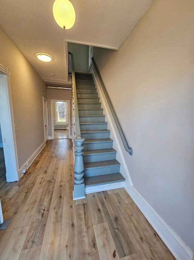 Building Photo - 3 Bedroom Apartment - Kingston, NY