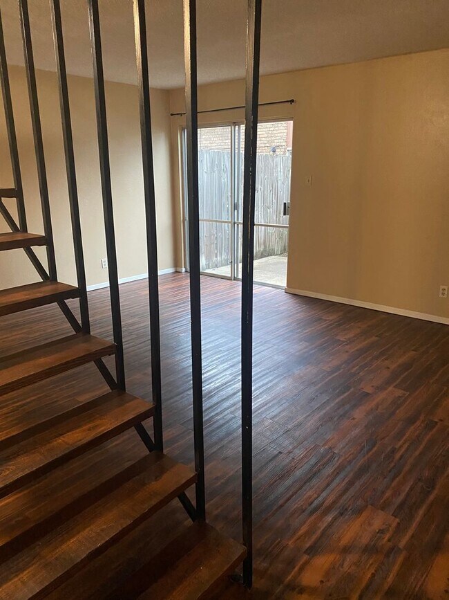 Building Photo - 2414 W Abram Apt V