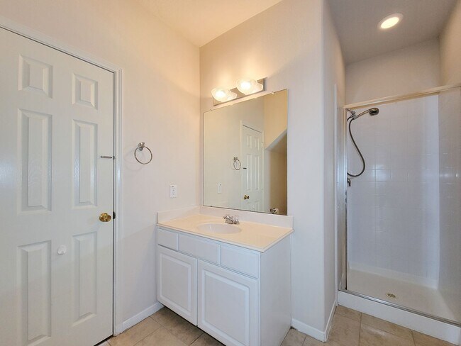 Building Photo - Well-Maintained Home with Spacious Layout ...