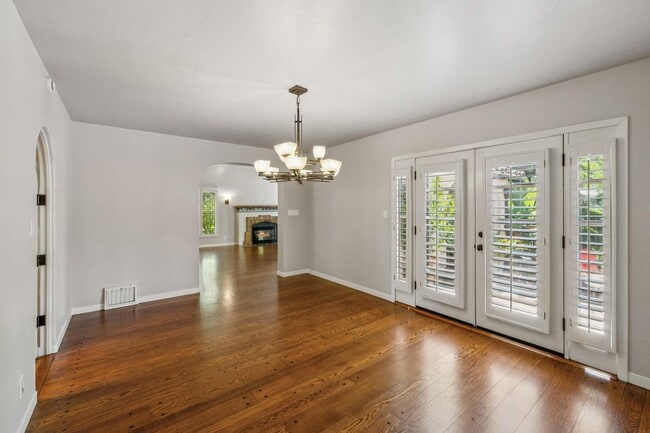 Building Photo - Mediterranean Beauty in Crescent Park – 5B...