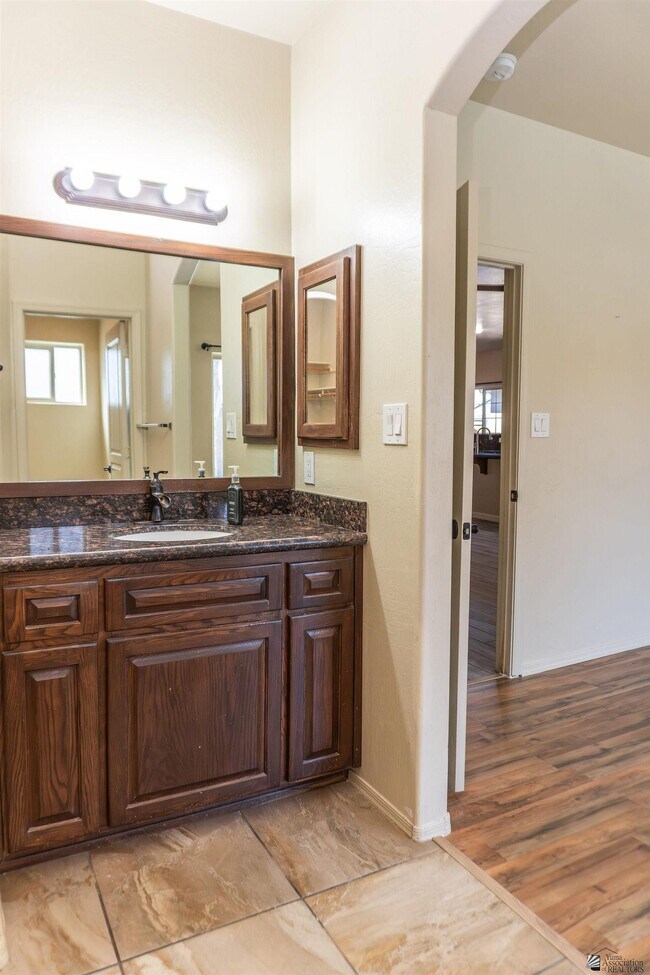 Building Photo - 2549 S 42nd Ave