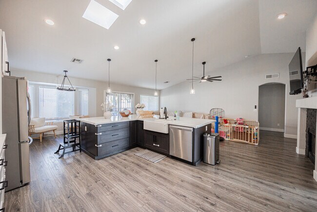 Building Photo - 904 S Dolphin Dr