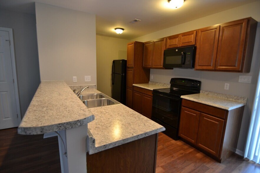 Kitchen - 730 Branniff Dr