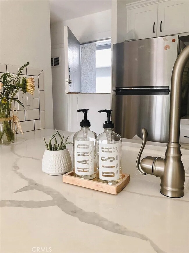 Building Photo - Coastal-Chic 1BR with In-Unit Laundry, Central A/C, and All Utilities Included — Steps to Hunting...