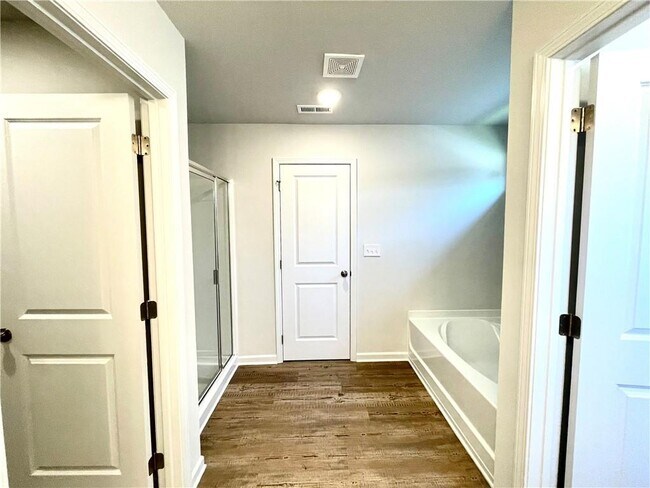 Building Photo - 667 Summerwood Ln