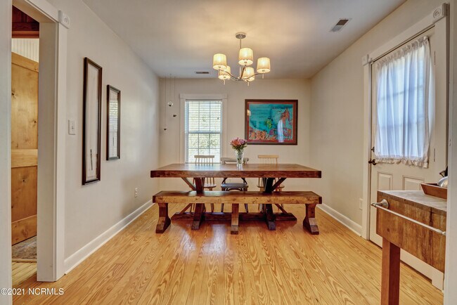 Building Photo - 2681 Island Dr