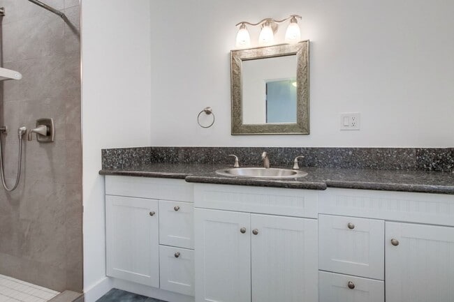 Building Photo - Charming 3 Bedroom Kensington Home