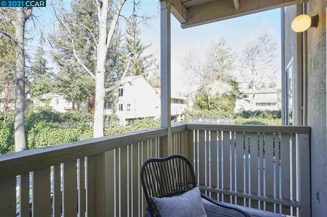 Building Photo - 2728 Oak Rd