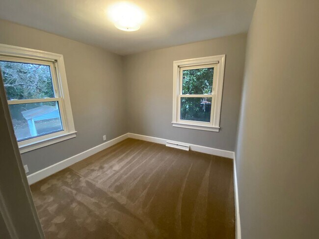 Building Photo - 3 Bedroom 1 bath in Burlington, COMING SOON!