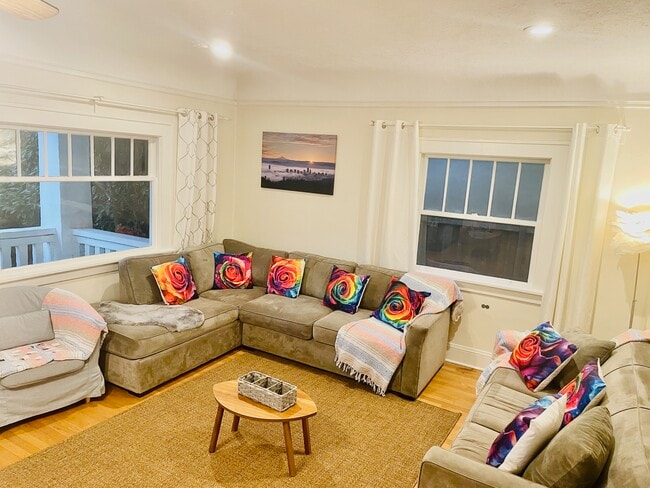 Building Photo - 3115 NE Schuyler St