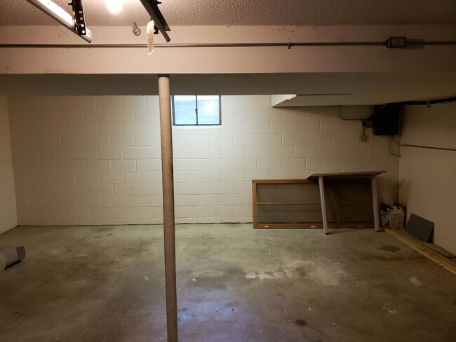 Building Photo - 3 Bed 2 Bath Spacious home!