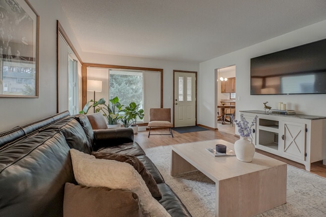 Primary Photo - 2006 Pine St W