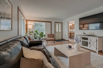 Building Photo - 2006 Pine St W