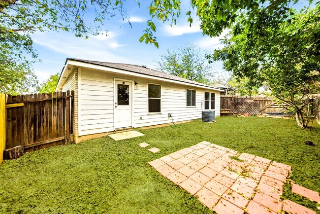 Building Photo - Charming 4-Bedroom Sanctuary - Spacious Living Awaits