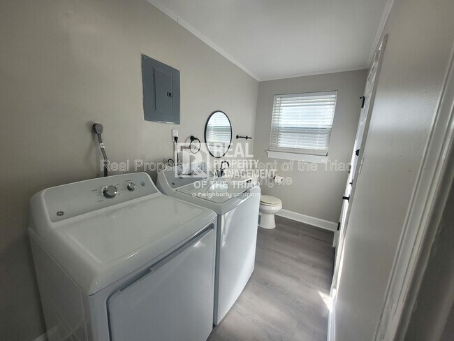 Building Photo - 593 Kinard Dr NE