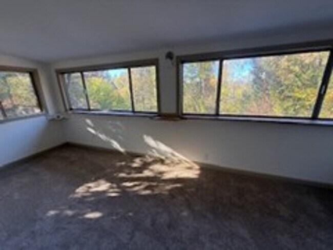 Building Photo - 3BED2BATH - NEWLY REMODELED WITH LARGE SHO...