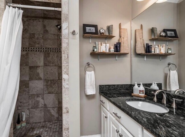 Building Photo - Low Maintenance 4BR/2BA Home near Downtown Greenville!