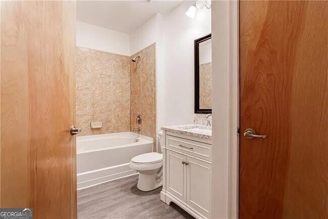 Building Photo - 898 Oak St SW