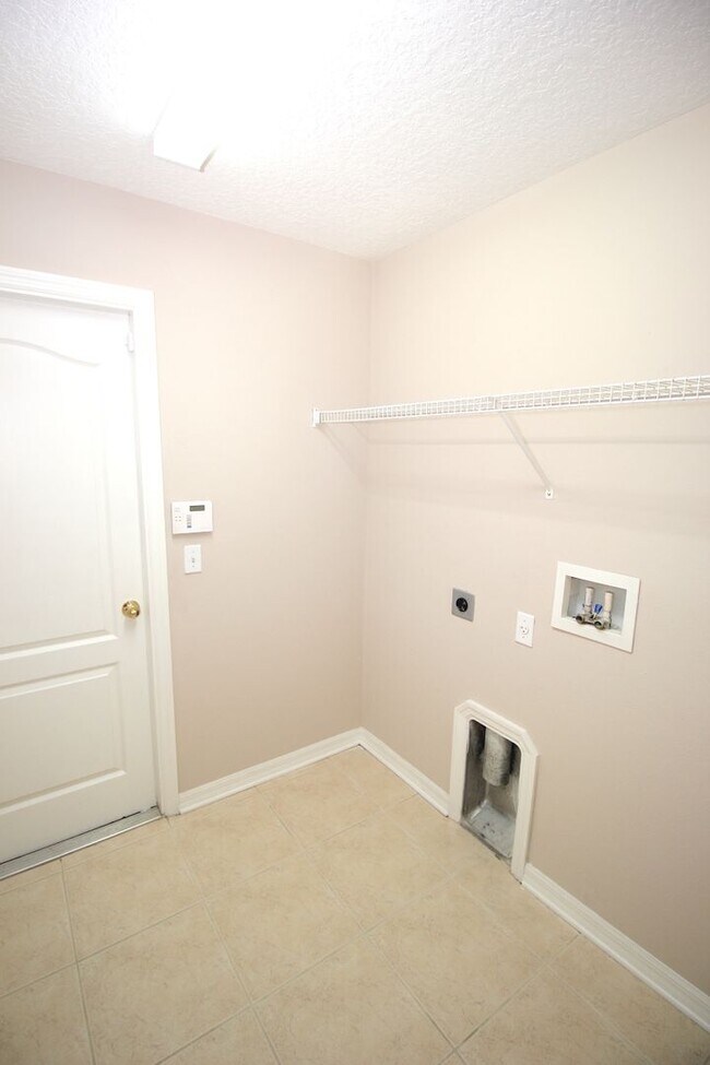 Building Photo - Huge 4 Bed 3 Bath Home w FENCED YARD and SCREENED LANAI for Rent!