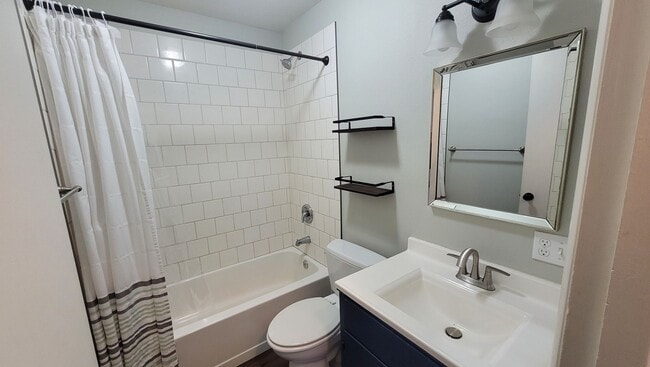 Building Photo - Family Home in Desirable Neighborhood!