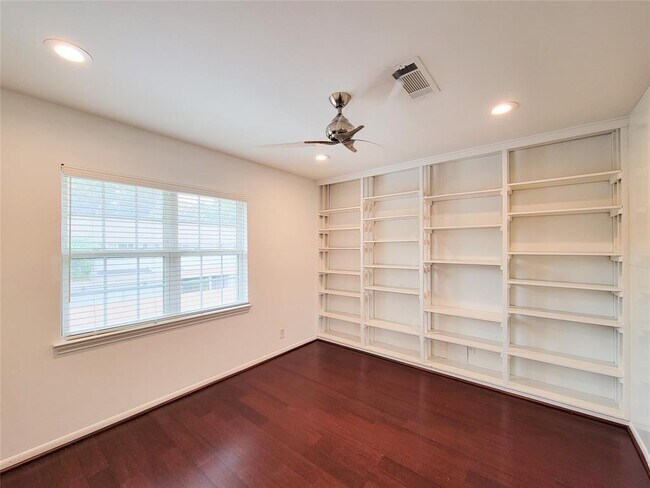 Building Photo - 6350 Chevy Chase Dr