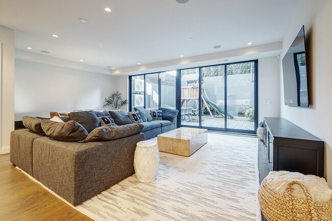 Building Photo - 463 Duncan St