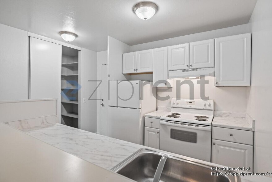 Building Photo - 100 Village Dr