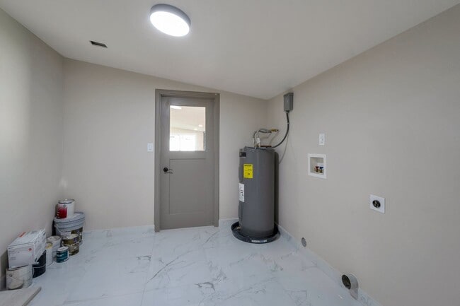 Building Photo - Super Nice Remodeled Home with Pool Close to ASU