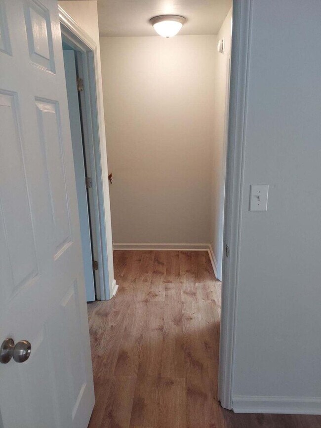 Building Photo - Beautiful Roanoke 2 bed 2 bath Duplex