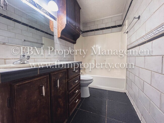 Building Photo - 2533 W Sycamore Ave