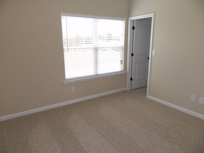 Building Photo - 899 Westlawn Dr