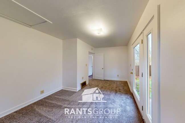 Building Photo - Charming & bright westside 2 bed, 1 bath o...