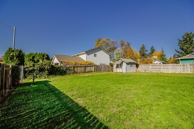 Building Photo - 3 bedroom 2 Bath Single Level on Large Lot