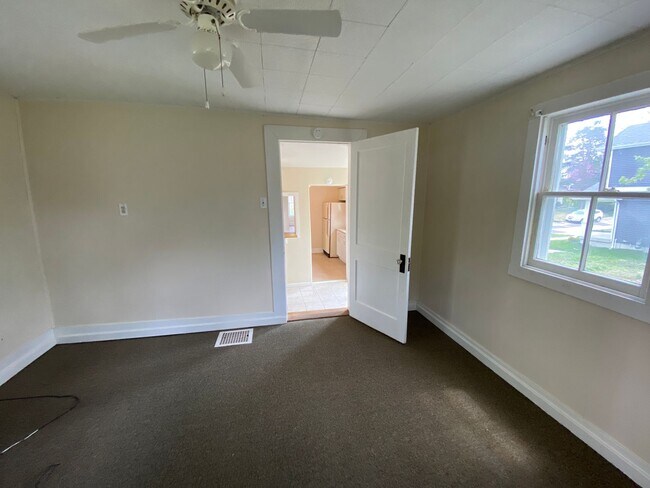 Building Photo - Great Location! Must See!