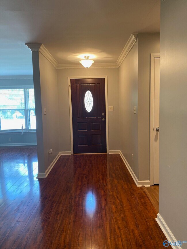 Building Photo - 203 Glenridge Ct SW
