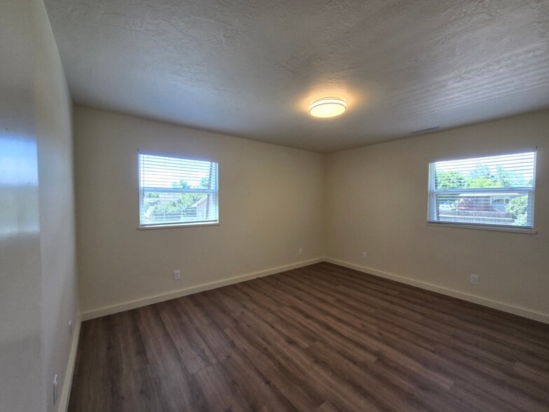 Building Photo - 405 N 16th Ave